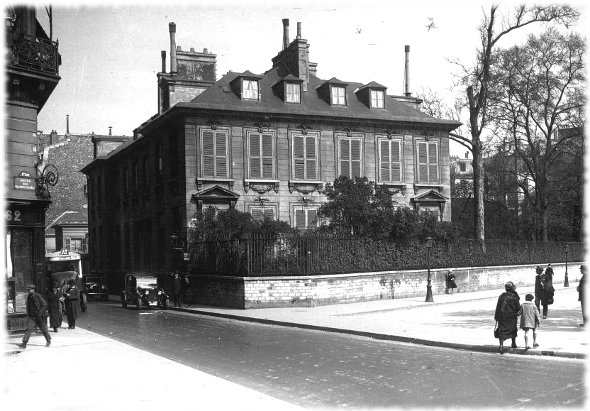 Hotel Massa, au coin de la rue de la Boétie et de l'avenue des Champs Elysées avant son déplacement.
