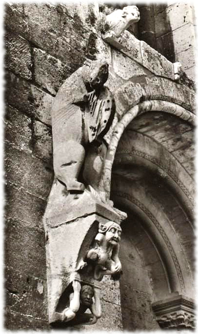L'âne qui veille : sculpture de la tour sud de la cathédrale de Chartres / École française XIIe siècle