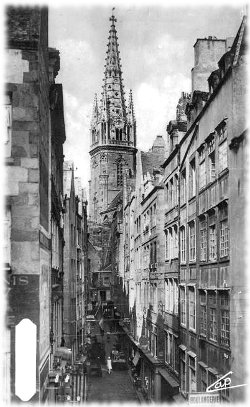 St malo la Grande rue et le clocher de la cathedrale.