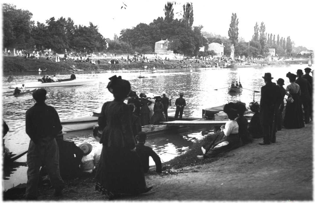 18 septembre 1910, Neuilly-Plaisance, Fête du skiff, coupe de Paris d'aviron. Ambiance festive les uns et les autres ont sorti la tenu du dimanche.