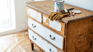 Rénover un vieux meuble : les techniques pour un relooking réussi