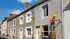 Rénovation de façade de maison ancienne : prix & étapes de ravalement