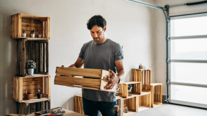 Créer une étagère murale avec des caisses en bois : le tuto simple