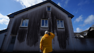Mur noirci : causes & solutions pour le nettoyage de la façade de votre maison