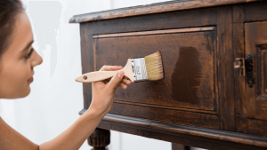 Repeindre un meuble en bois : guide pas à pas