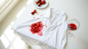 7 astuces faciles et efficaces pour supprimer les taches de fruits rouges !