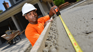 Prix du béton désactivé au m² : calculez votre budget facilement