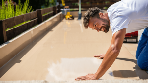 Combien coûte une terrasse en résine et comment la poser ?
