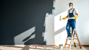 Comment repeindre un mur foncé en blanc ? Étapes et matériel