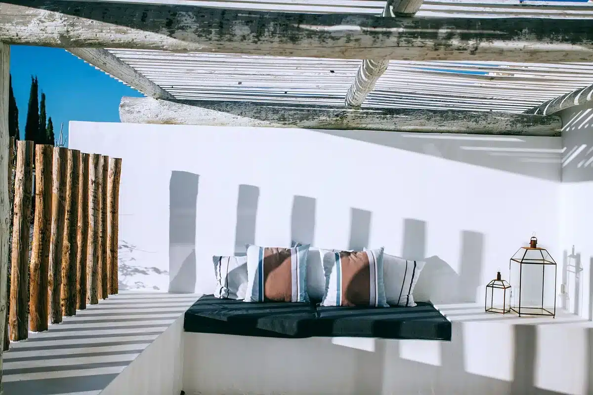 Pergola avec lames orientables créant de l'ombre sur une terrasse