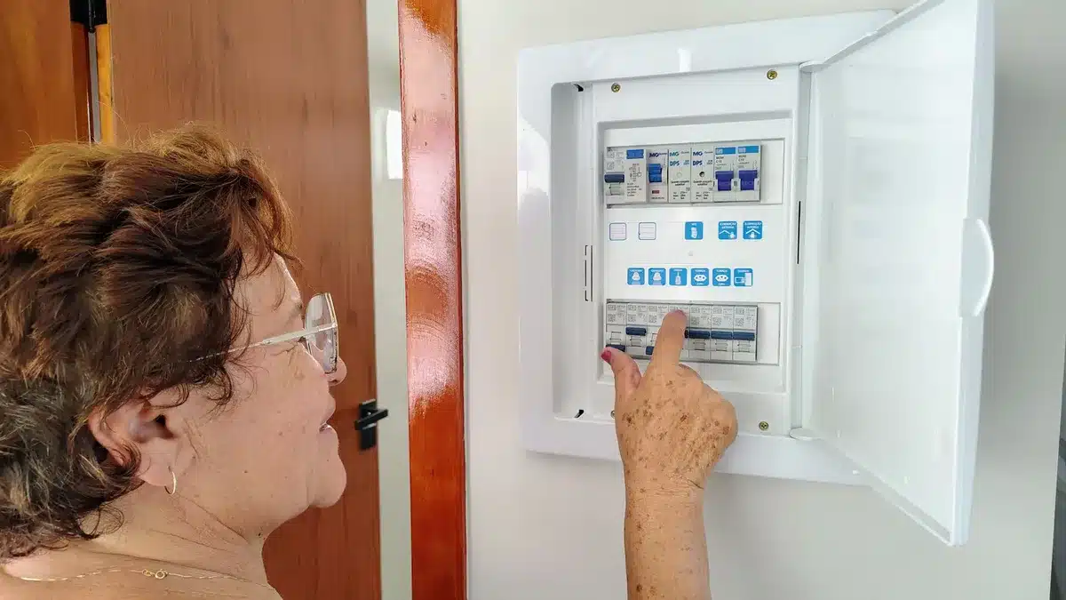 Tableau électrique avec disjoncteurs et fusibles inspectés pour diagnostiquer les problèmes de VMC