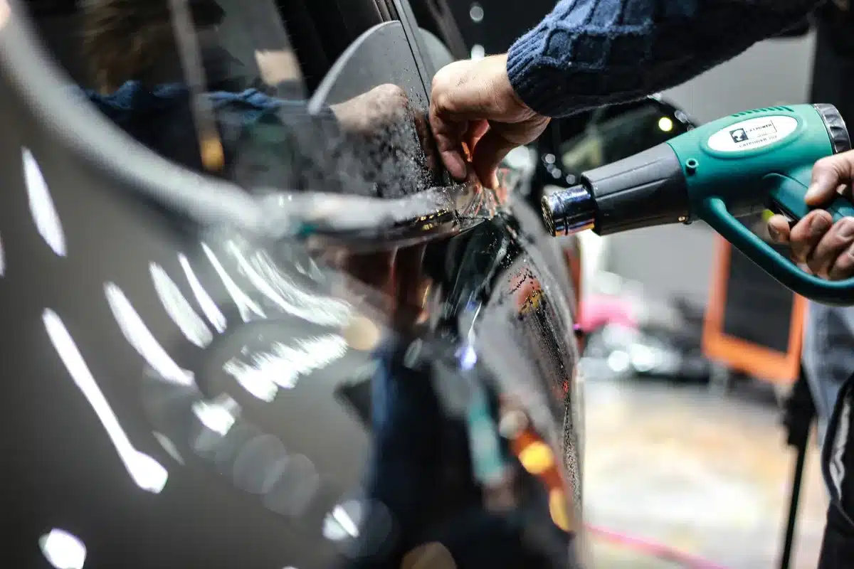 Décapeur thermique réglable utilisé pour raviver la couleur d'un plastique