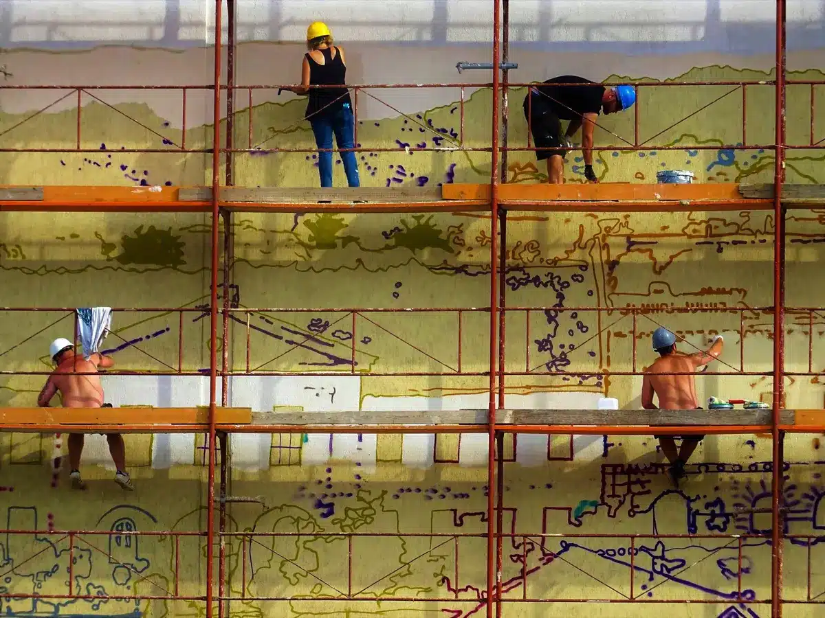 Étapes de pose d'une isolation extérieure avec échafaudage et fixation des panneaux