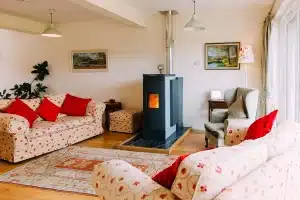 Poêle à bois moderne dans un salon épuré avec flammes visibles et chaleur ambiante