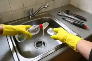 Comment déboucher une canalisation : recettes maison, méthodes mécaniques ou faire appel à un pro ?