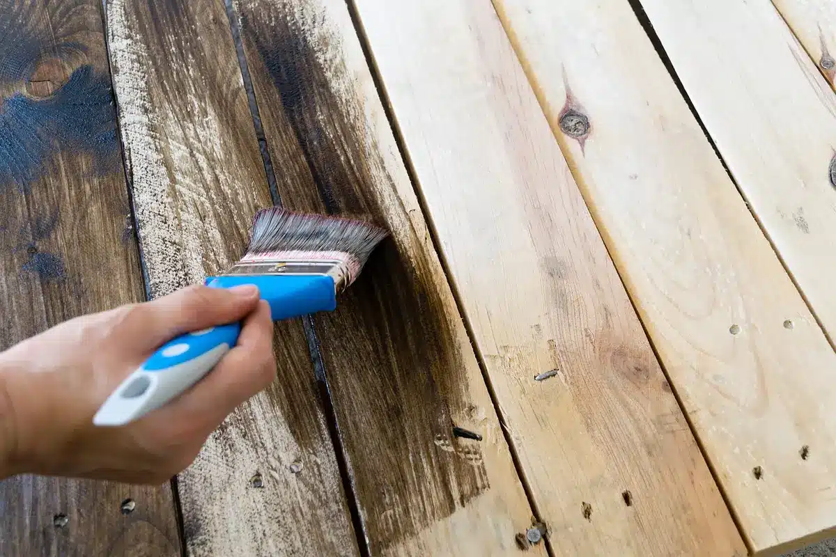 Palette en bois posée à plat montrant l'état des planches