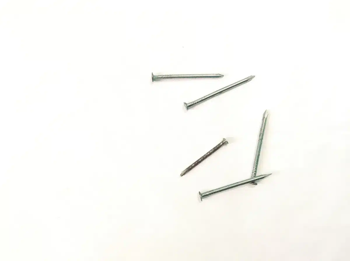 Outils indispensables posés sur une table : visseuse, scie, marteau, tenaille
