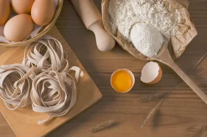 Ingrédients naturels pour liquide vaisselle maison sur un plan de travail en cuisine, lumière du jour