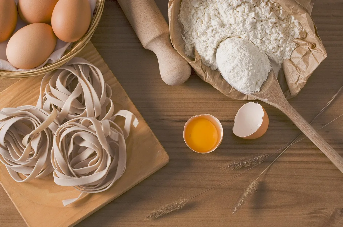 Ingrédients naturels pour liquide vaisselle maison sur un plan de travail en cuisine, lumière du jour