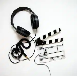 Outils professionnels de ramonage posés près d'une cheminée, incluant brosses et équipements de sécurité