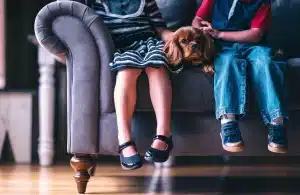 Silhouette vérifiant un poêle à bois et le conduit dans un salon sombre