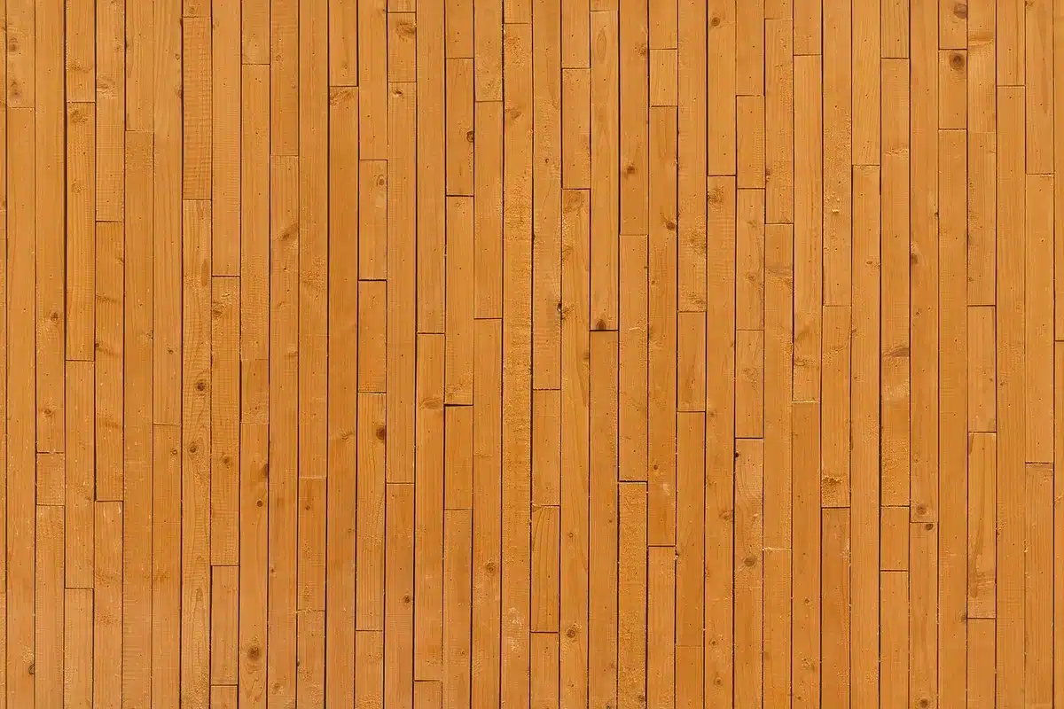Mur végétal et treillis sur balcon optimisant l'espace en hauteur