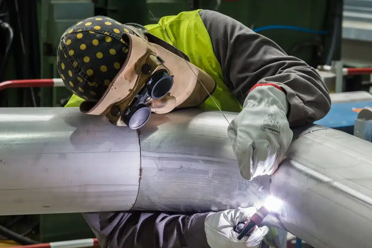 Gants et lunettes de protection posés sur un plan de travail pour manipuler des produits ménagers
