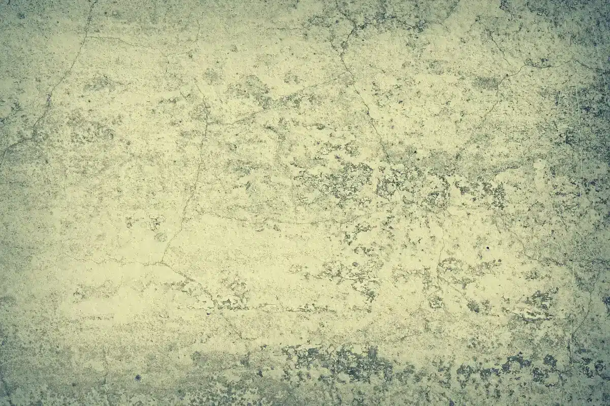 Mur avec fissures en cours de rebouchage