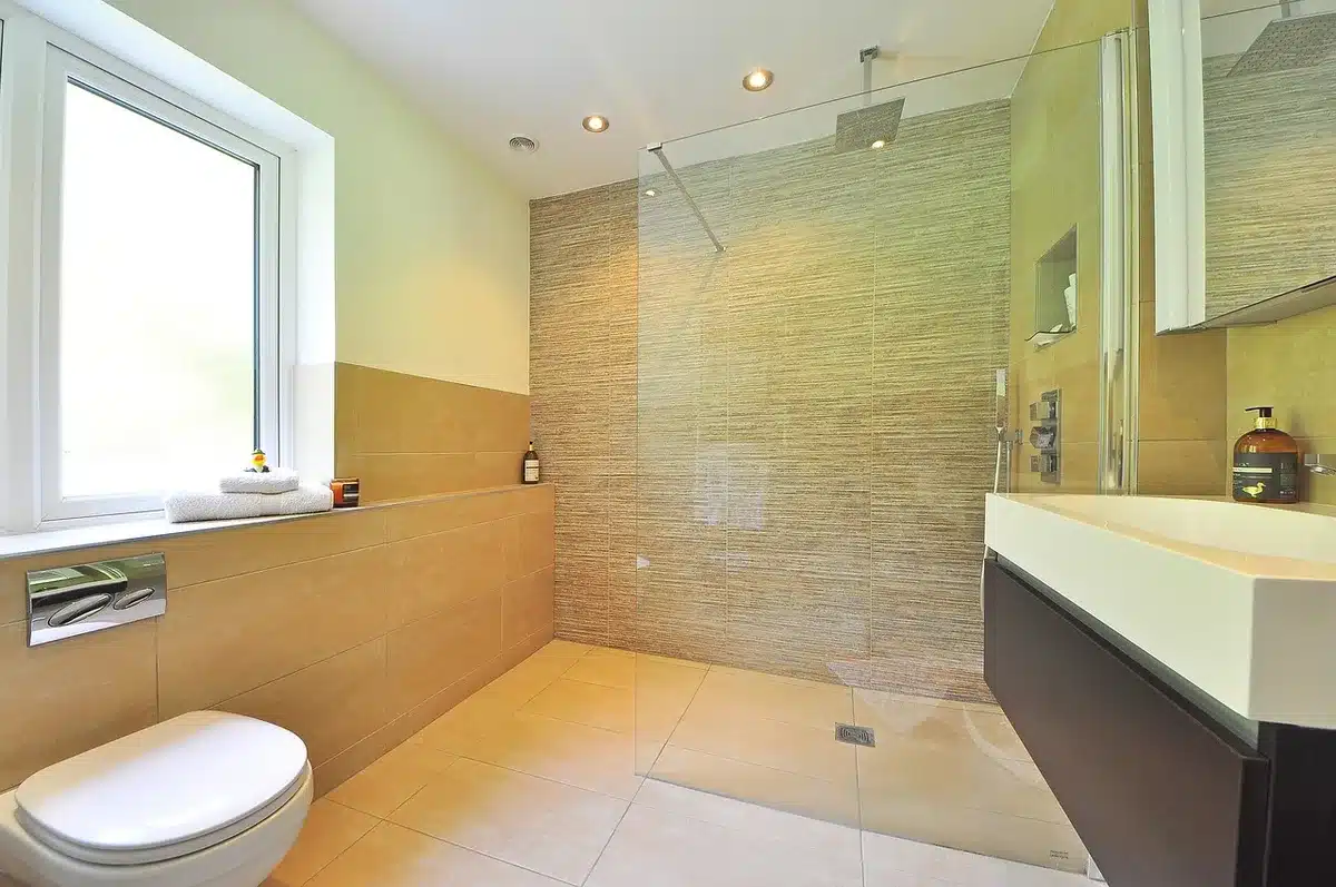 Atelier et verre sur-mesure prêt à être installé dans une salle de bains