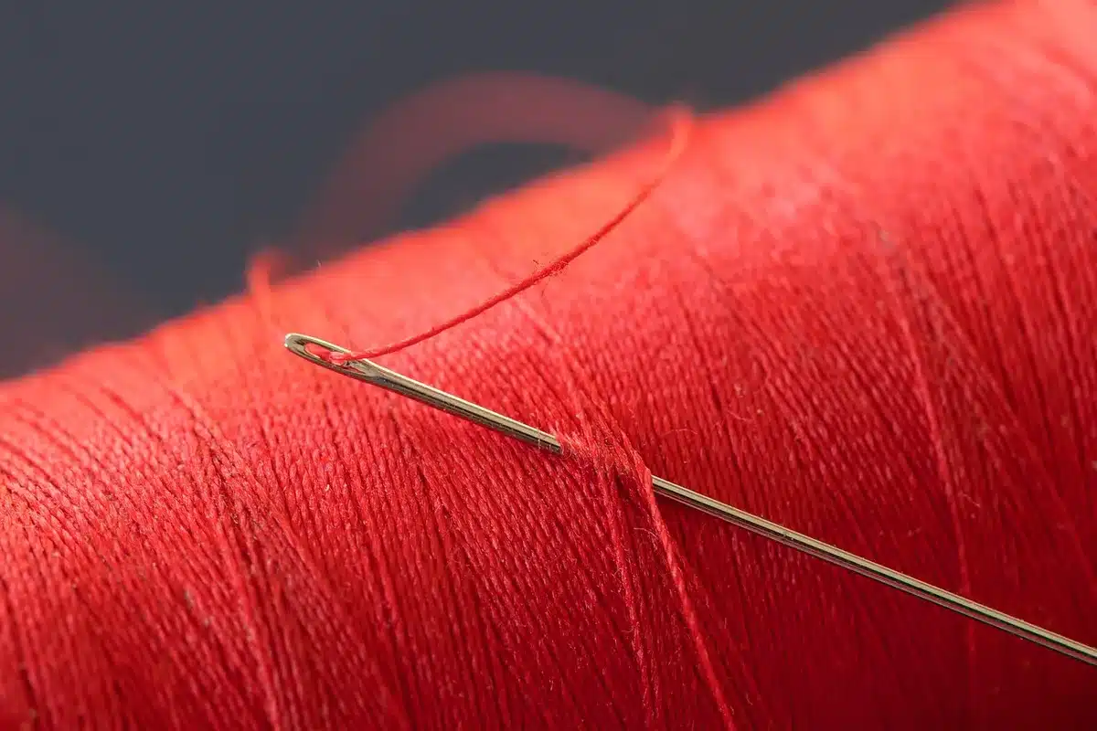 Mains appliquant une fine couche d'huile sur une lame d'outil