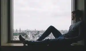Fenêtre ouverte avec boîte à outils sur le rebord, lumière du jour entrant